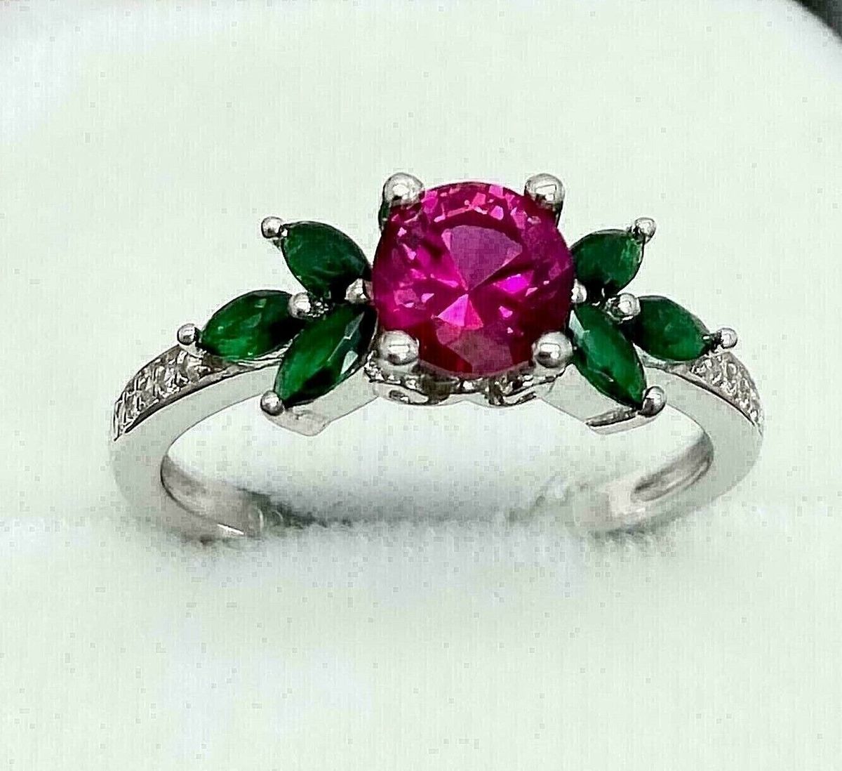 Ruby đỏ + Emerald xanh lá