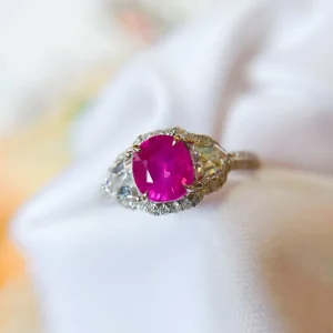 Tahi 536 - Nhẫn Đá Hồng Oval Trung Tâm & Kim Cương Cánh