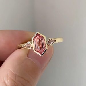 Tahi 505 - Nhẫn nữ đá quý Quartz hồng đào lục giác