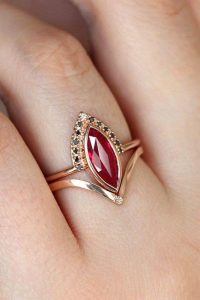 Tahi 505 - Nhẫn nữ đá quý Garnet hạt thóc viền đá tấm