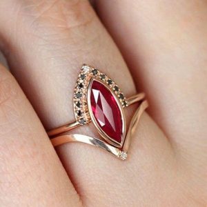 Tahi 505 - Nhẫn nữ đá quý Garnet hạt thóc viền đá tấm