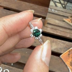Tahi 536 - Nhẫn nữ Emerald bông hoa